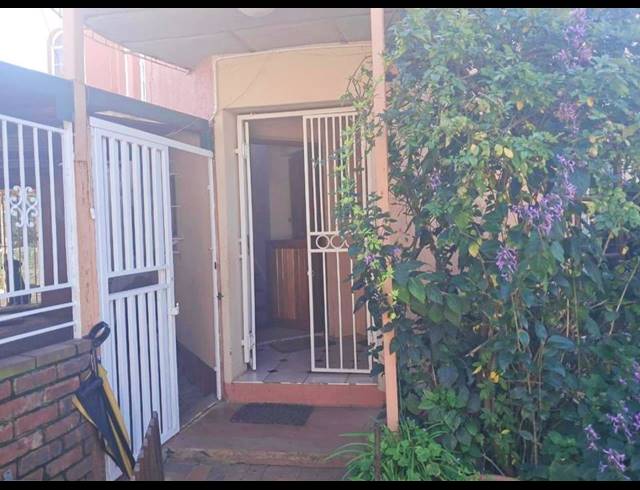 6 BEDROOM FREEHOLD FOR SALE IN SUIDEROORD